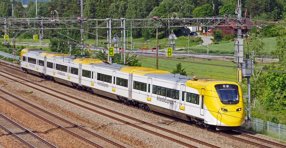gult tåg arlanda express